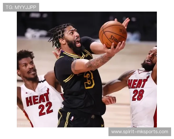 奥德加德任意球技艺惊艳全场，精准弧线引爆球迷热议